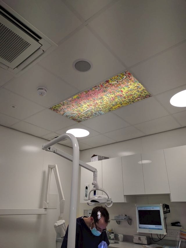 Ovaj zubar je zalijepio "Gdje je Jura?" poster za strop, kako bi odvratio pacijentima pažnju