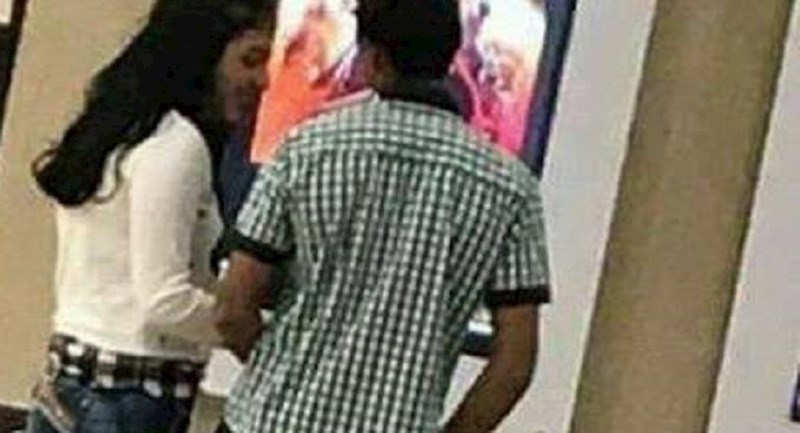 Cura je pričala s dečkom, a ljudi koji su prolazili nisu mogli prestati gledati u nju