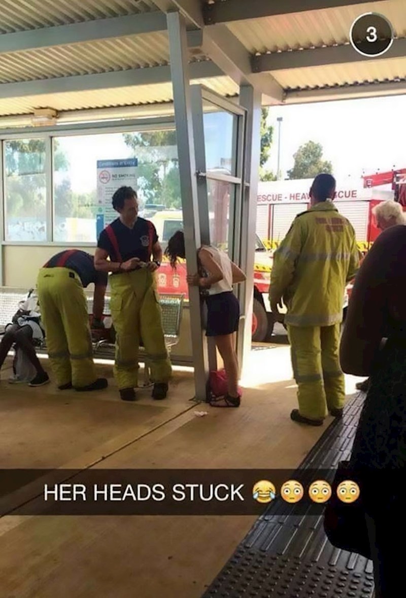 Ženi je zaglavila glava ovdje