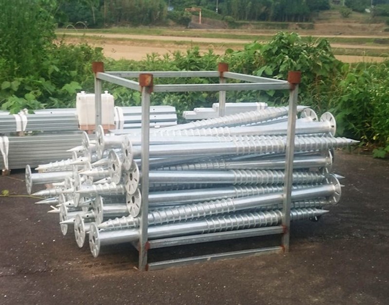 Ovi divovski vijci koriste se za postavljanje solarnih ploča