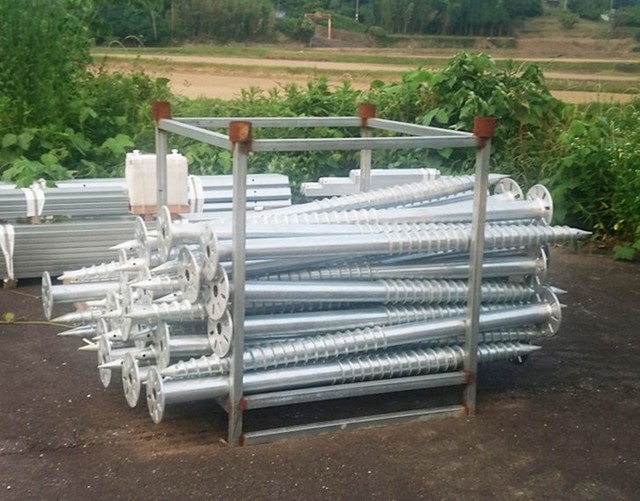 Ovi divovski vijci koriste se za postavljanje solarnih ploča