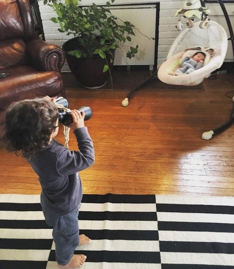 Dobio je brata, a tata mu je rekao da mu ne prilazi puno