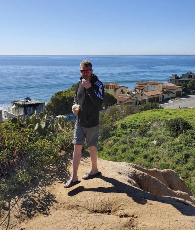 Ovaj muškarac ne dotiče tlo?