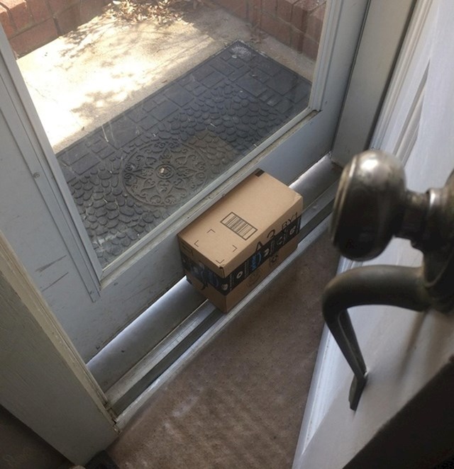 Poštar je ovako ostavio paket da ga kradljivci ne bi uzeli