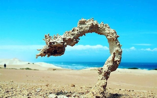 Ovo se dogodi kada munja pogodi pijesak na plaži