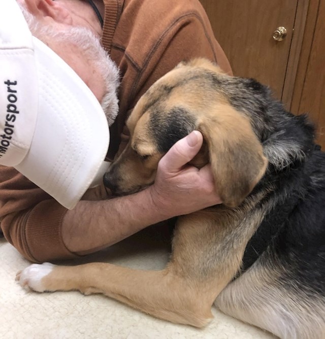 "Moj tata koji nije htio ljubimca, tješi našeg psa pri prvom posjetu veterinaru"
