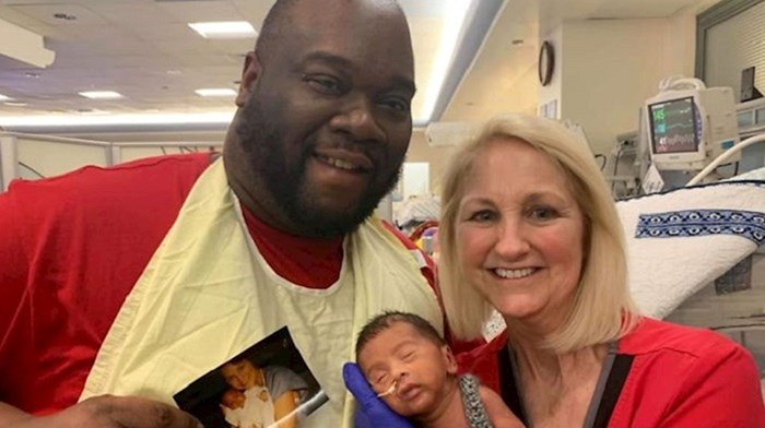 Stara fotografija otkrila da je ista medicinska sestra bila na porodu njega i njegovog sina