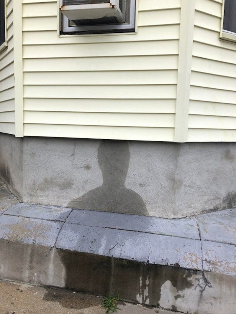 Kapljice iz klime su napravile čovjeka na zidu