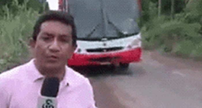 Tip je snimao prilog potpuno nesvjestan da prema njemu juri autobus... Ovo ledi krv u žilama