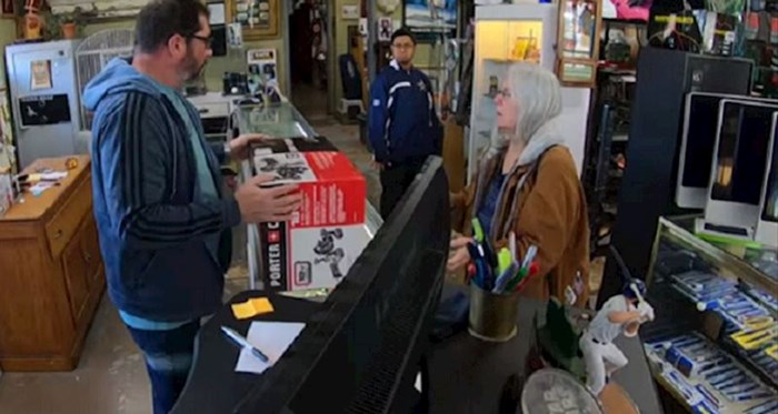 Kamera je snimila ženu koja je pokušala trgovcu prodati "kutiju alata", kada je otvorio kutiju nije mogao vjerovati što vidi