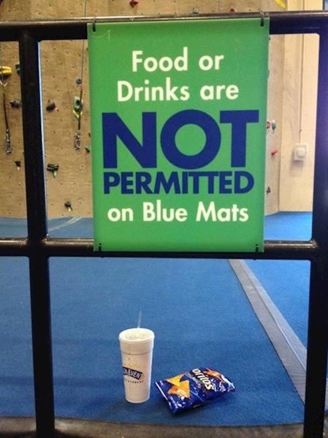 Hrana i piće su zabranjeni na plavom tepihu!