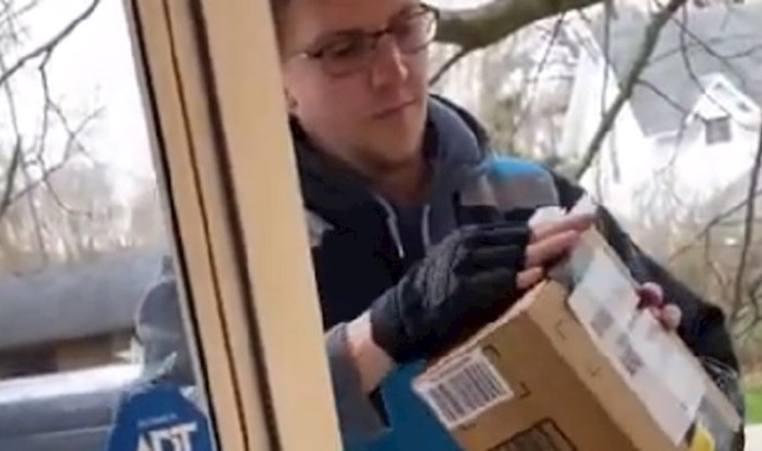 VIDEO Zamolio je dostavljača da mu prebriše paket, njegova reakcija ga je iznenadila