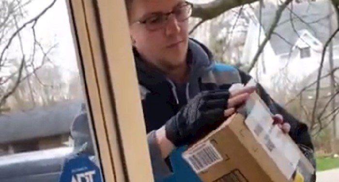VIDEO Zamolio je dostavljača da mu prebriše paket, njegova reakcija ga je iznenadila