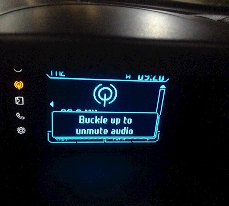 Radio u automobilu koji se aktivira kada stavimo sigurnosni pojas