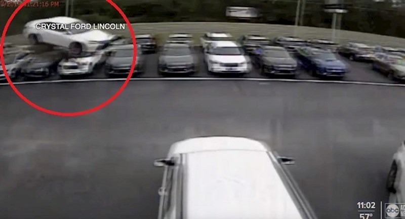 VIDEO Pogledajte ludu sreću ovoga vozača, doslovno je preletio 12 auta i udario o tlo, te izvukao živu glavu