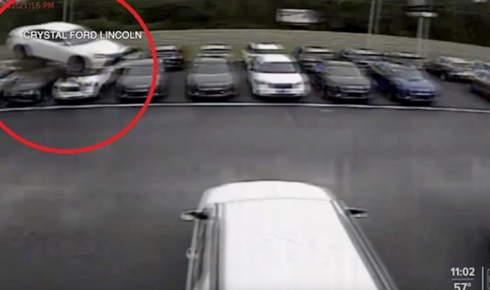VIDEO Pogledajte ludu sreću ovoga vozača, doslovno je preletio 12 auta i udario o tlo, te izvukao živu glavu