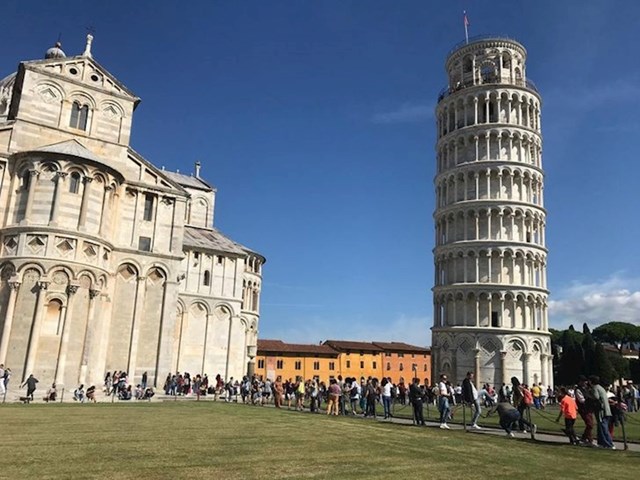 "Jedan moj prijatelj putovao je u Italiju i uspio fotkati kosi toranj u Pisi potpuno ravno"
