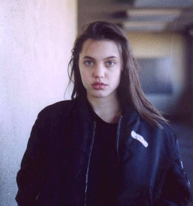 Angelina Jolie, 1990. godine