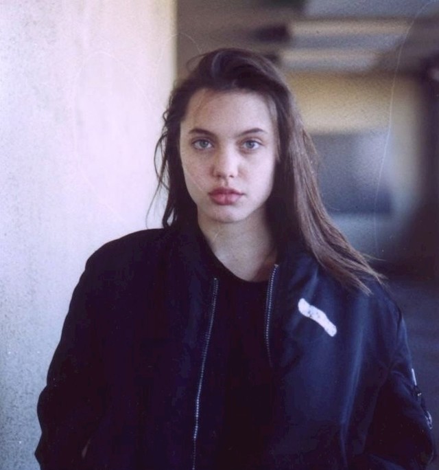 Angelina Jolie, 1990. godine