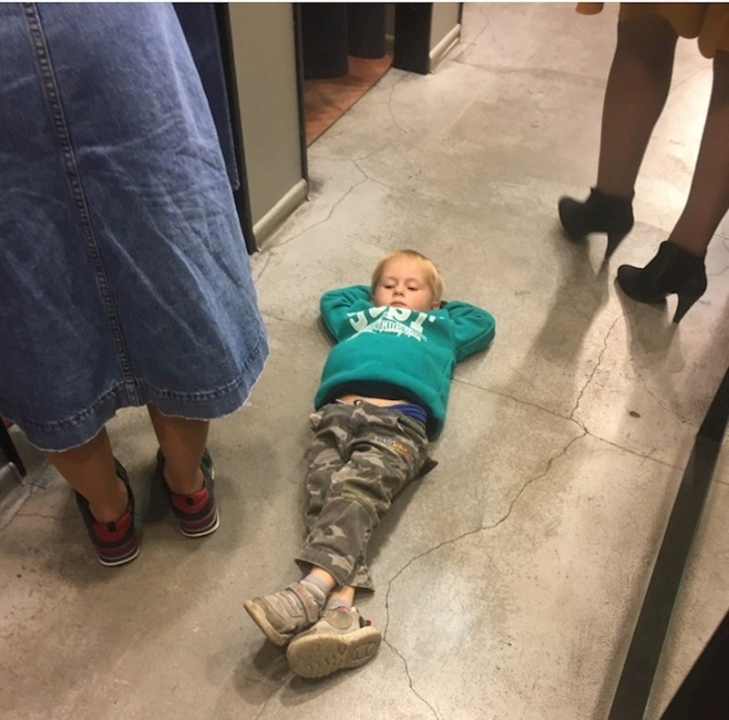 Čeka mamu ispred kabine za presvlačenje