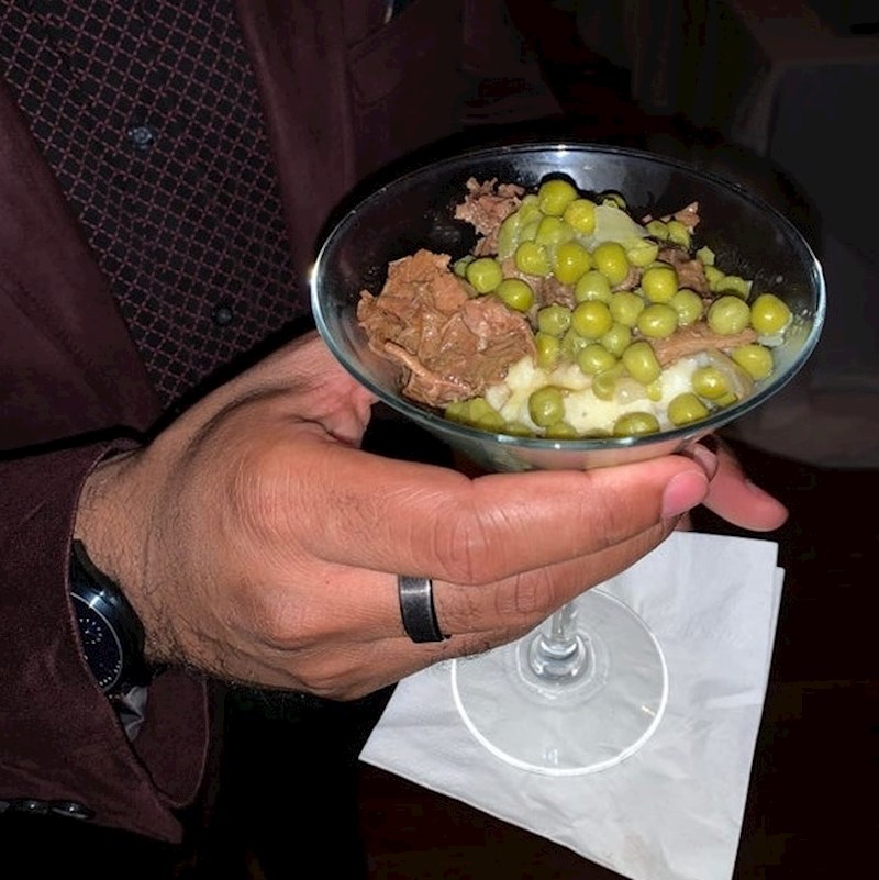 Posluživanje hrane na božićnom domjenku