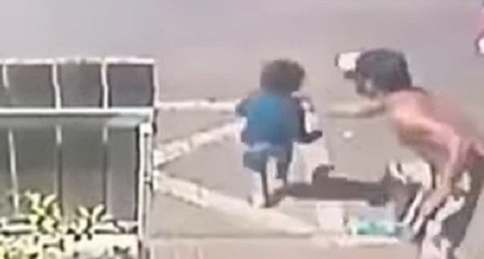 VIDEO Djevojčica je istrčala na cestu, brza reakcija ovog čovjeka spasila joj je život