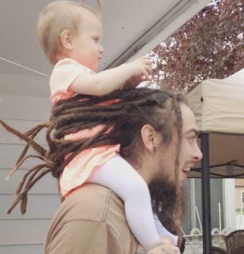 Nije lako biti roditelj, ali ovog oca ništa ne sprječava u igranju s djetetom