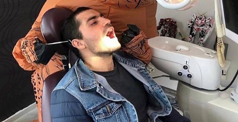 Zubar je htio posebno zaštiti sebe i pacijente, pa je odjenuo ovo bizarno odijelo