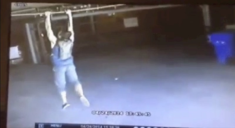 Nadzorna kamera snimila je ovog lika kako skače i hvata se za cijev, ono što se zatim desilo definitivno nije očekivao