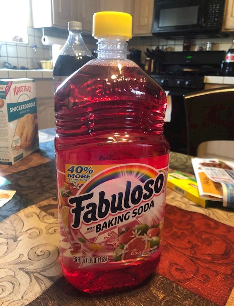 Deterdžent koji izgleda kao sok