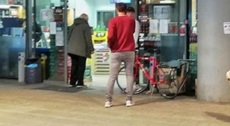 Ljudi su uslikali simpatičan prizor pred jednim dućanom koji je nasmijao sve kupce