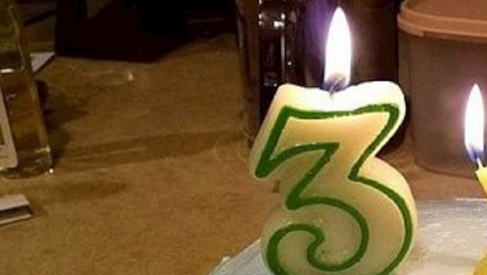 Nisu imali dovoljno svjećica za rođendansku tortu, ali su se odlično snašli