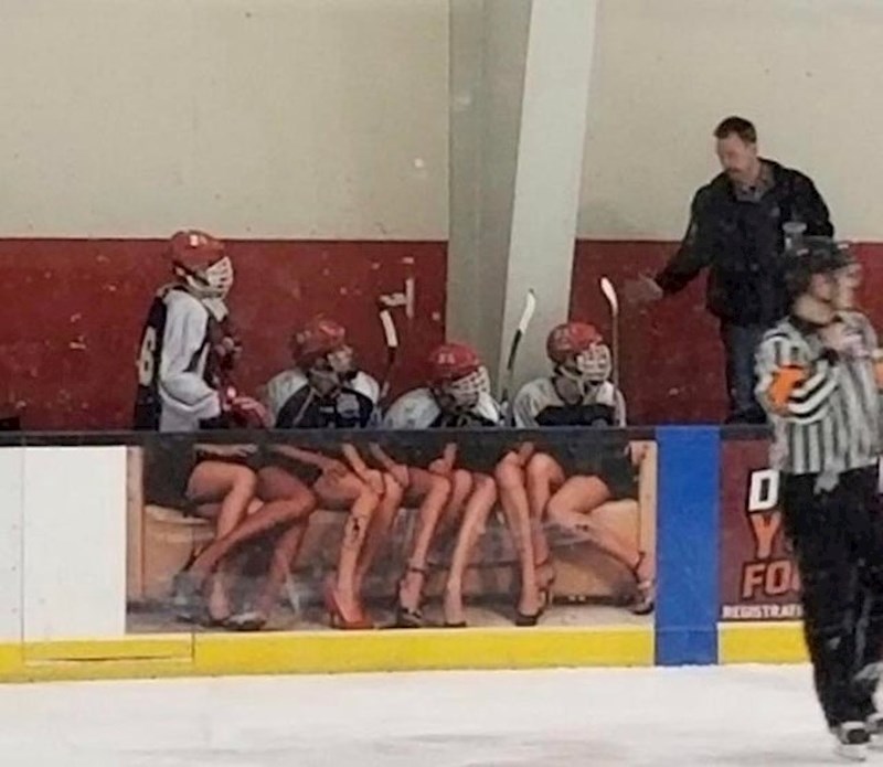 Sigurno je prilično teško igrati hokej u visokim potpeticama...