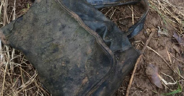 Dok je šetao šumom čovjek je ugledao žensku torbicu koja je skrivala jezivu tajnu
