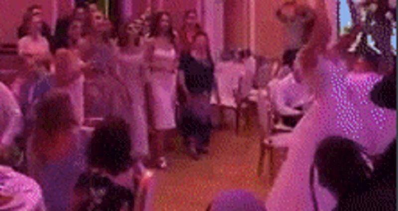 Mladenka je bacala buket, jedna gošća privukla je svu pažnju