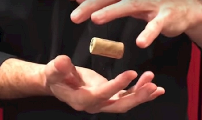 Mađioničar je u ovom videu odao trik kako postići da predmeti lebde i jako je jednostavan