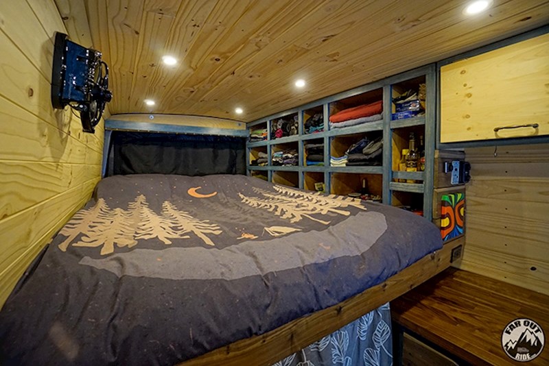 Oni sada žive u kombiju od 2017. godine, a vrijeme provode na brdskim biciklima i snowboardima.