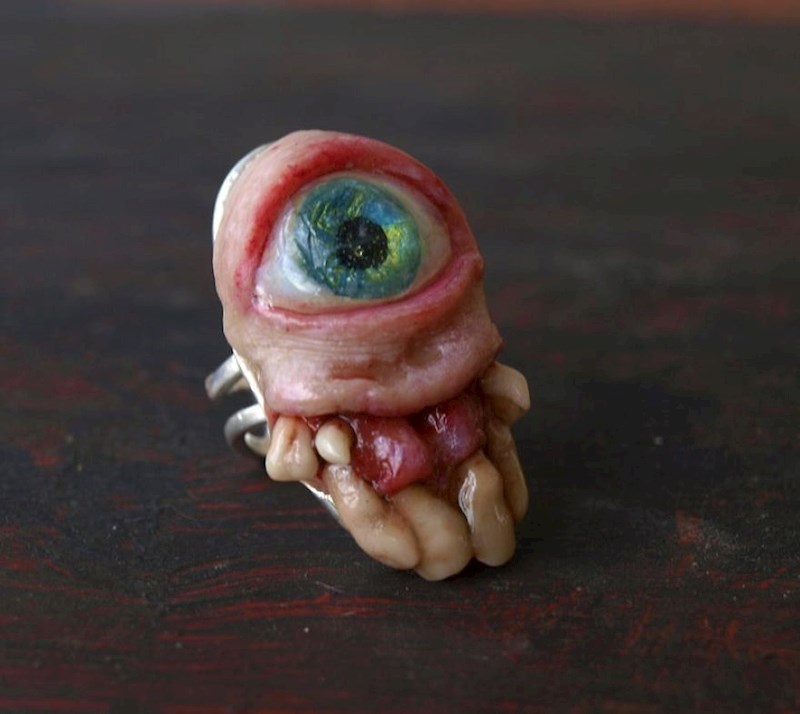 Omiljeni motivi su joj oči i zubi