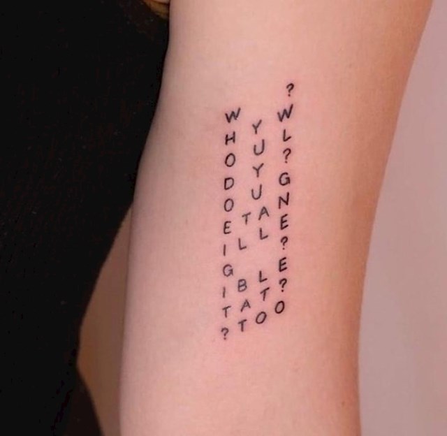 Dok pokušavate dešifrirati ovu tetovažu, mogli bi dobiti potres mozga...