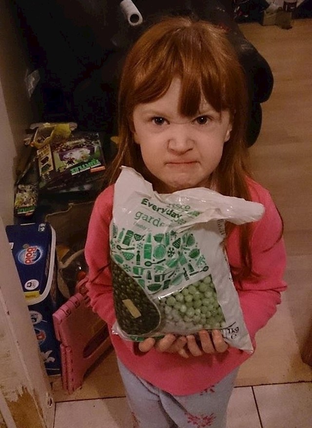 Htjela je poklon s motivom likova iz crtića Frozen (zamrznuto) i dobila smrznuti grašak, na licu joj se vidi što misli o tome :D