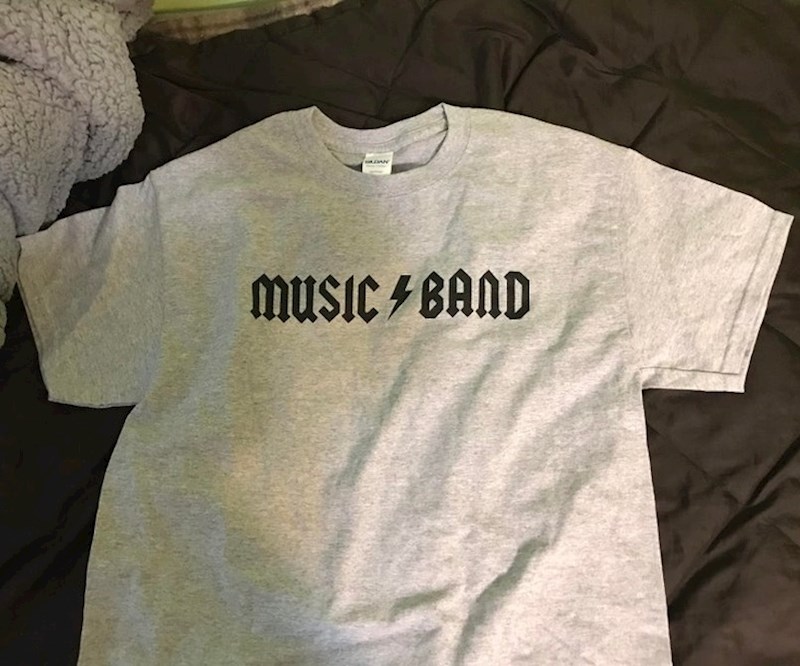 Baka i djed su mu poklonili majicu na kojoj piše "glazbeni sastav"