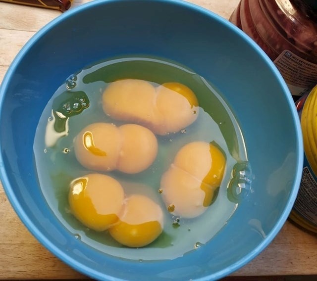 "Moja mama je razbila 4 jaja u kojima su bila po 2 žumanjka, kolike su šanse?"