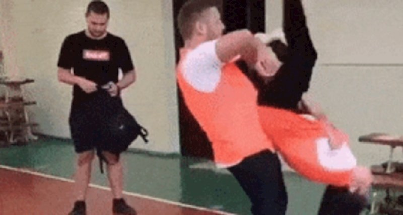 Ovaj pokušaj gimnastike završio je jako loše, jadna cura