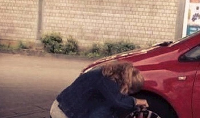 Nisu mogli vjerovati s čime ova žena pokušava napumpati gumu od auta