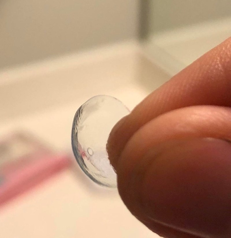 "Nisam mogao gledati kroz leću i oči su mi cijeli dan bile nadražene. Kada sam ih na kraju dana skinuo, primijetio sam da imaju rupu na sredini"