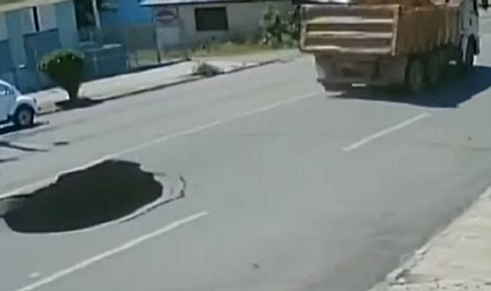 Na cesti se otvorila ogromna rupa, auto koji je zatim naišao nije dobro prošao