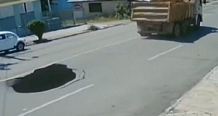 Na cesti se otvorila ogromna rupa, auto koji je zatim naišao nije dobro prošao