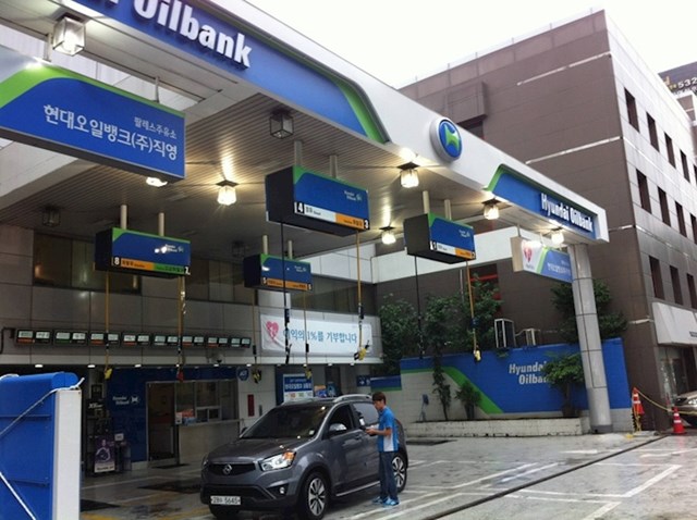 U Seoul, benzinske crpke vise sa stropa, pa nije bitno kako ćete se parkirati