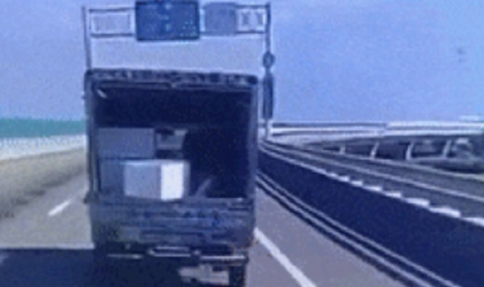Vozačima su u strahu gledali kako pada predmet s kamiona, ali onda se dogodilo nešto nevjerojatno