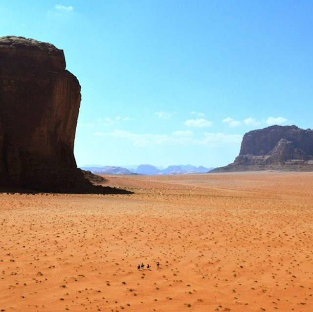 Te sitne točkice na dnu fotografije su beduini koji prelaze pustinju Wadi Rum u Jordanu